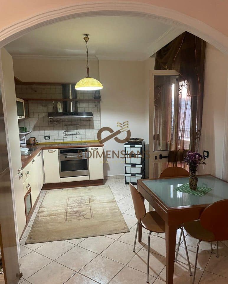 Apartament 2+1+2 Ballkone tek ish Stacioni Trenit - prane Mullirit te Vjeter D8242A-270 2