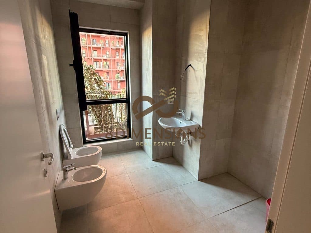 Jepet me qera Ambjent Komercial ne rrugen e kavajes prane kishes katolike ne Tirane (D828A-55) 4
