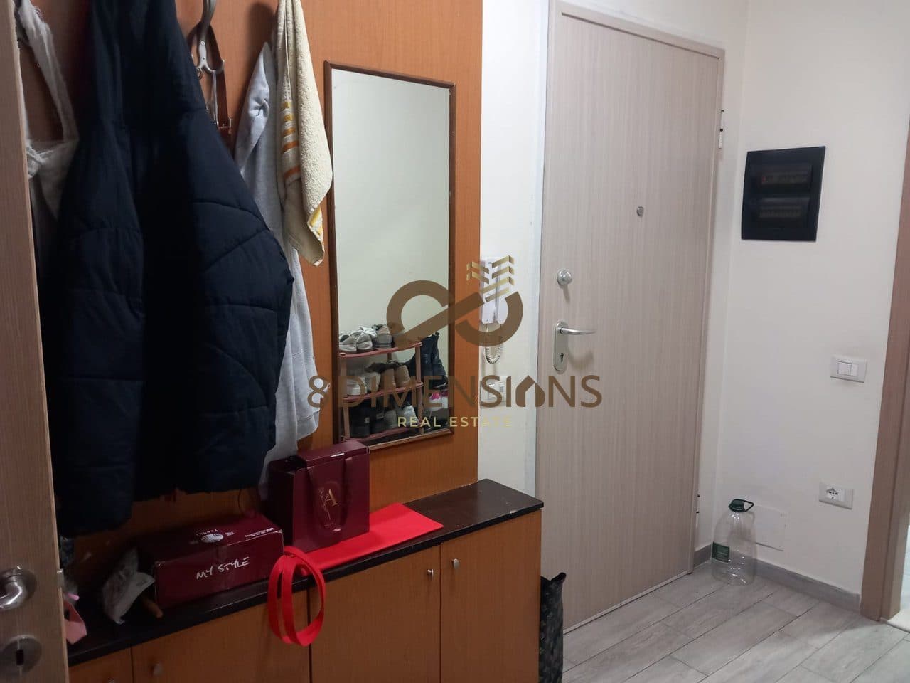 Shitet Apartament 1+1 Te Ish Parku Autobuzave ne Rrugen Kongresi I Lushnjes (D8141Z-15) 2