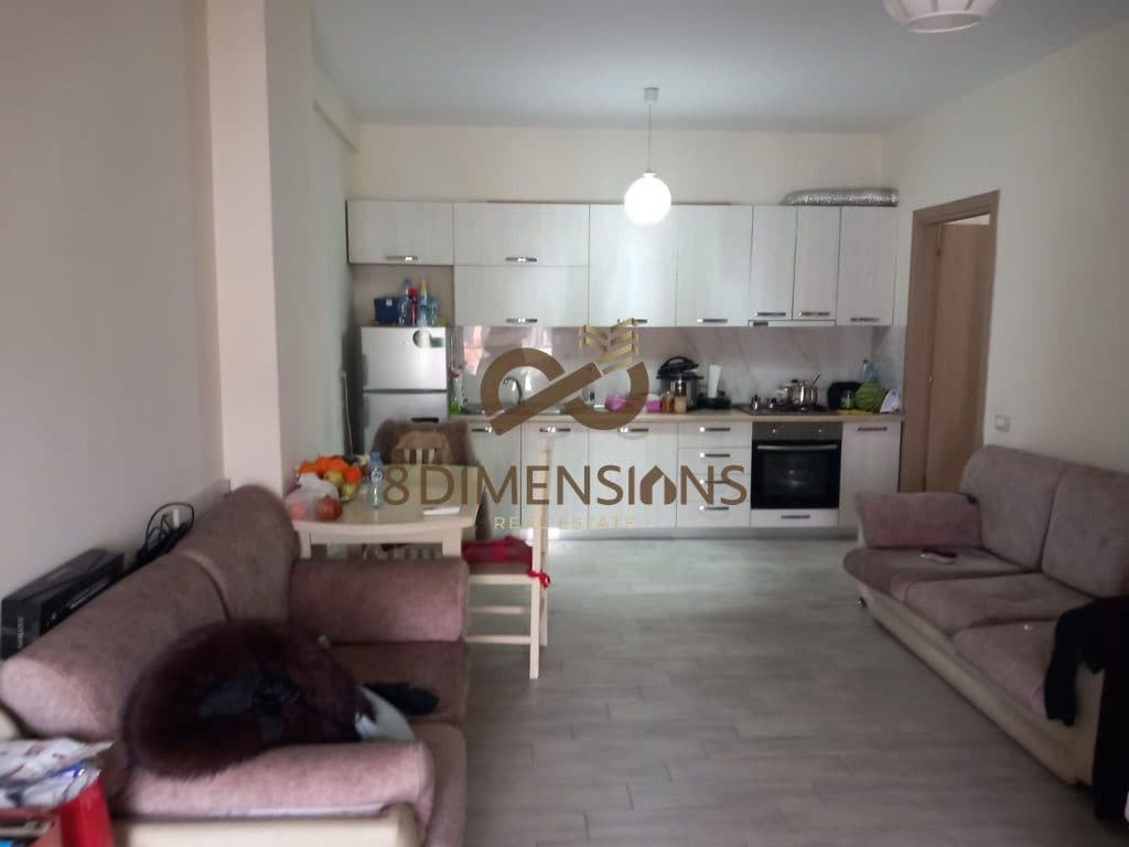 Shitet Apartament 1+1 Te Ish Parku Autobuzave ne Rrugen Kongresi I Lushnjes (D8141Z-15)