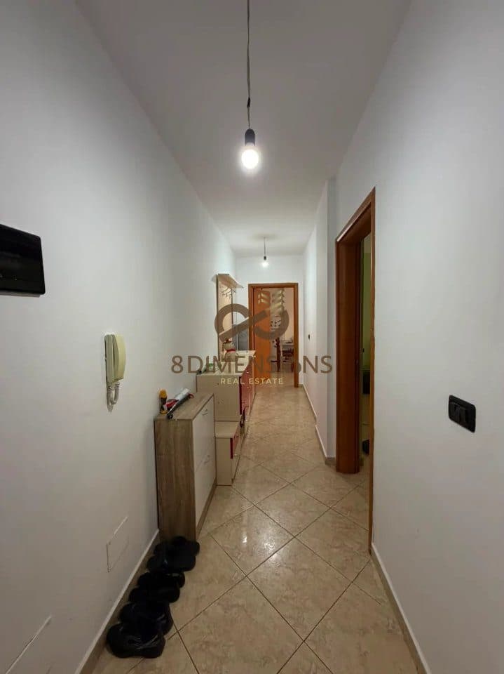 Shiten 2 apartamente tipologji 1+1, të cilat ndodhen në të njëjtën certifikatë pronësie me sipërfaqe totale 90 m²
D8141Z-7 4