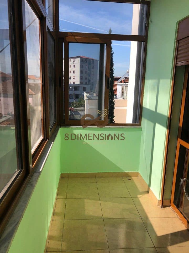 Jepet me qera Apartament 2+1 Te Ish Stacioni Trrenit ne Rrugen Jordan Misja (D8242A-130) 2