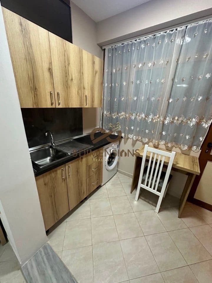 Jepet me qera Apartamemt 1+1, me siperfaqe 60 m2 ne 5 Maj, prane Shkolles Sevasti Qiriazi D8241A-263 2