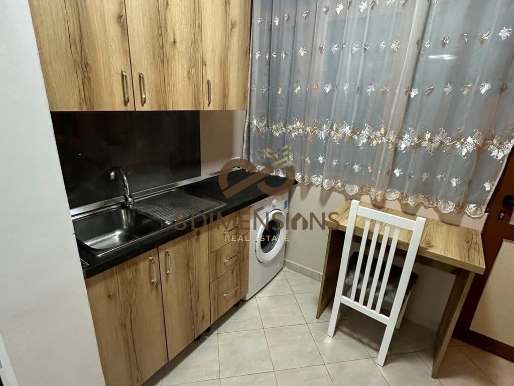 Jepet me qera Apartamemt 1+1, me siperfaqe 60 m2 ne 5 Maj, prane Shkolles Sevasti Qiriazi D8241A-263 2