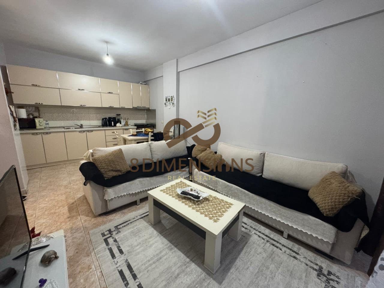 Apartament 2+1+2 Ballkone tek ish Stacioni Trenit - prane Mullirit te Vjeter D8242A-270 2