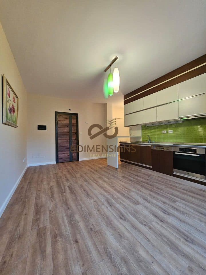 Jepet me qera Apartament 2+1 Te Ish Stacioni Trrenit ne Rrugen Jordan Misja (D8242A-130) 3