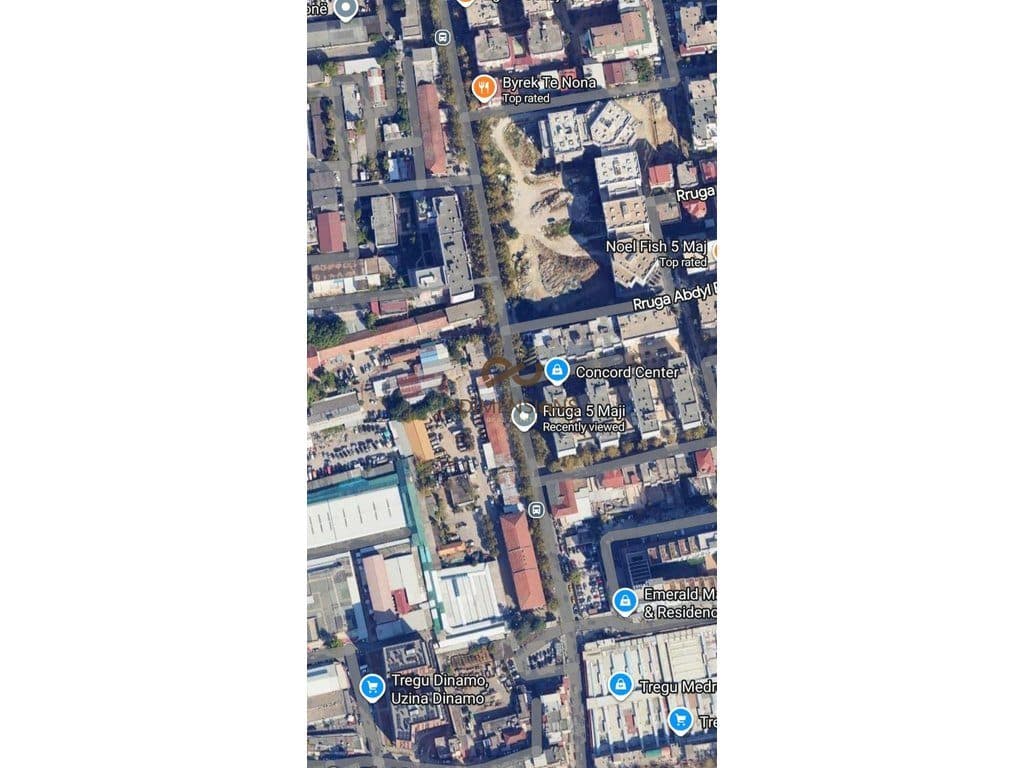 Shiten 4 poste parkimi ne 5 Maj ne nje pallat te ri ne ndertim (D812A-9)E.C