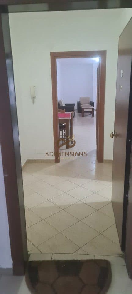 Tek Fusha e Aviacionit, pranë “Bar Kafe Agron”, jepet me qira ambient zyre në pallat të ri. D828A-9 3