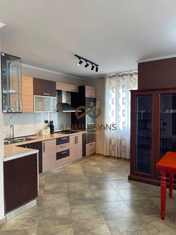 Jepet me qera apartament 1+1 ne Rrugen e Kavajes prane Kishes Katolike ne Tirane (ID D8141A-143) 2