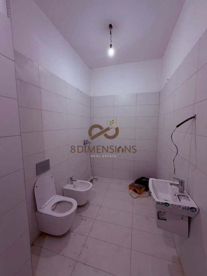 Jepet me qera Dyqan ne Laprake, prane Kompleks Aura me siperfaqe ndertimi 76m2 D8241A-160 4