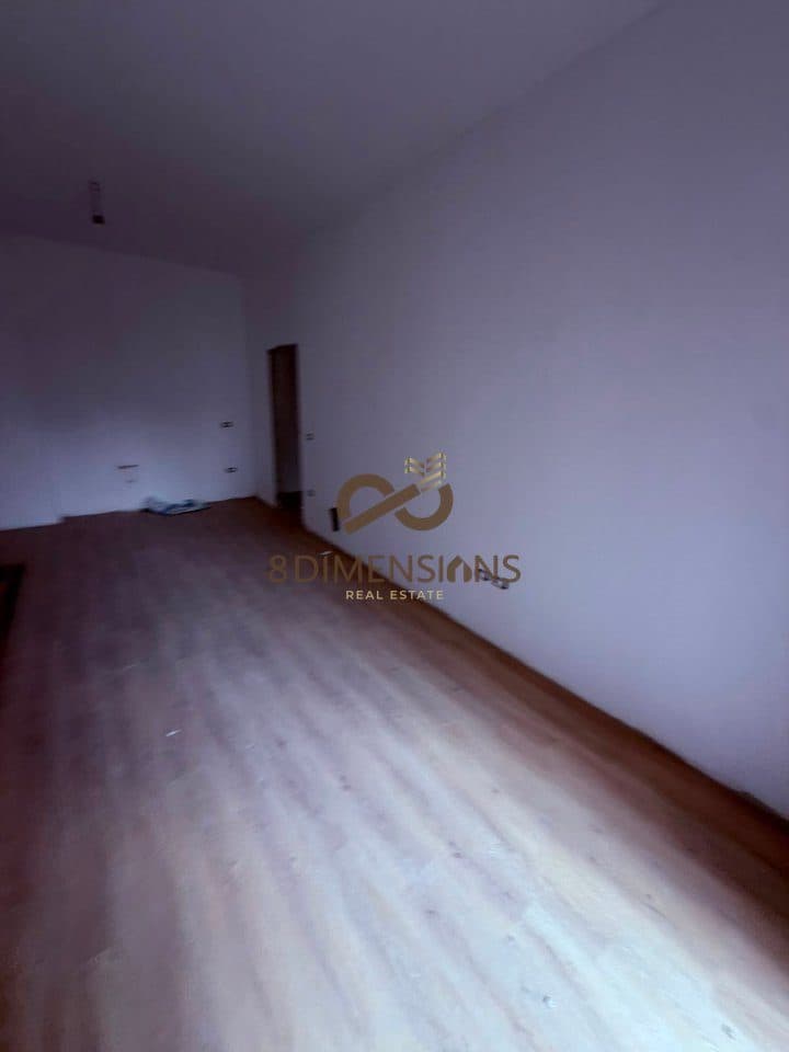 Jepet me qera Dyqan ne Laprake, prane Kompleks Aura me siperfaqe ndertimi 76m2 D8241A-160 2
