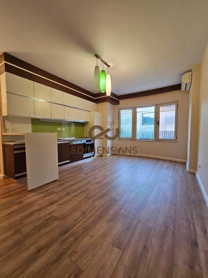 Jepet me qera Apartament 2+1 Te Ish Stacioni Trrenit ne Rrugen Jordan Misja (D8242A-130) 2
