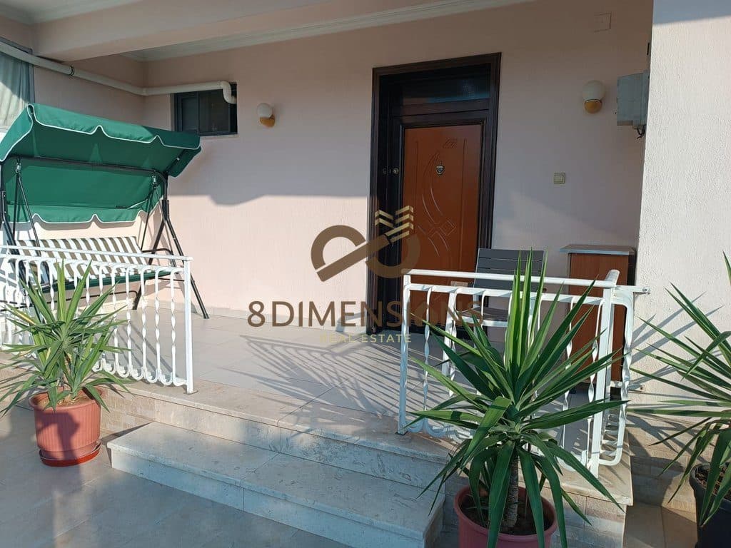 Jepet me qera Apartamemt 1+1, me siperfaqe 60 m2 ne 5 Maj, prane Shkolles Sevasti Qiriazi D8241A-263