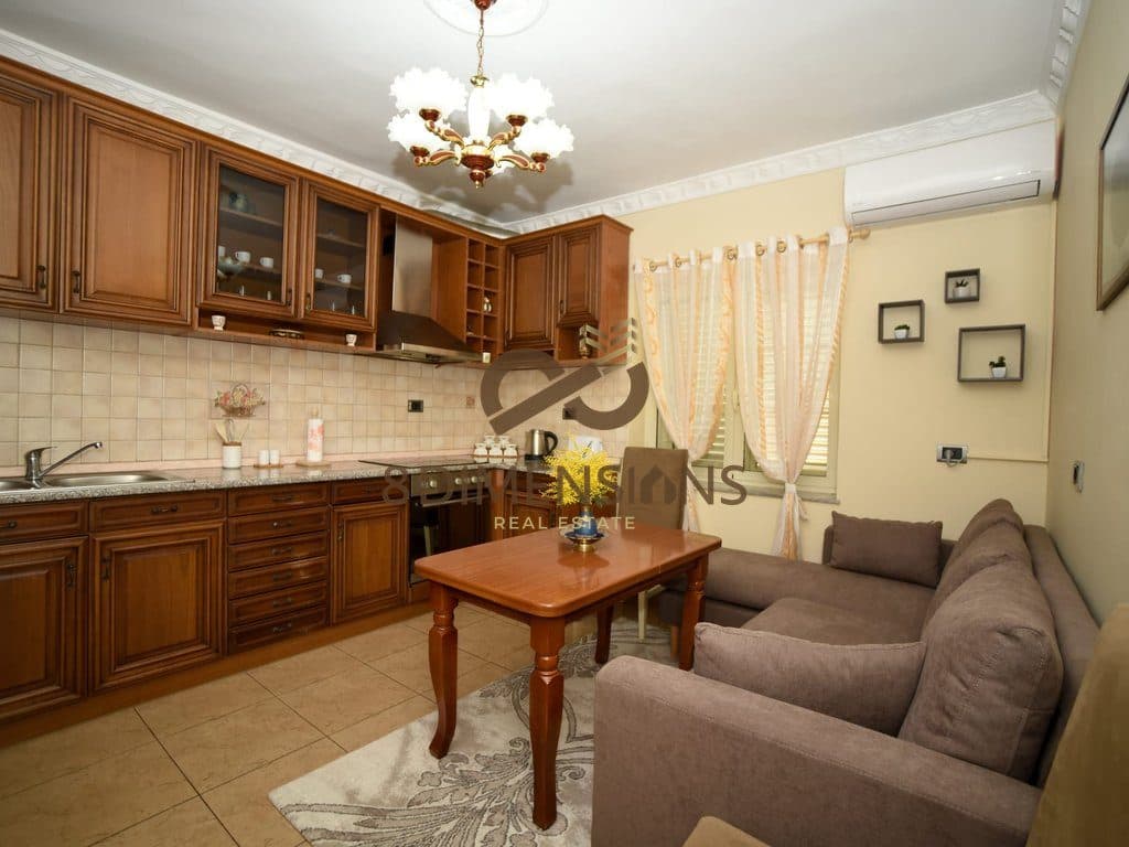 Jepet me qera kati I trete I nje vile private , ne rrugen Besim Cera tek Liqeni i Paskuqanit D8242A-51