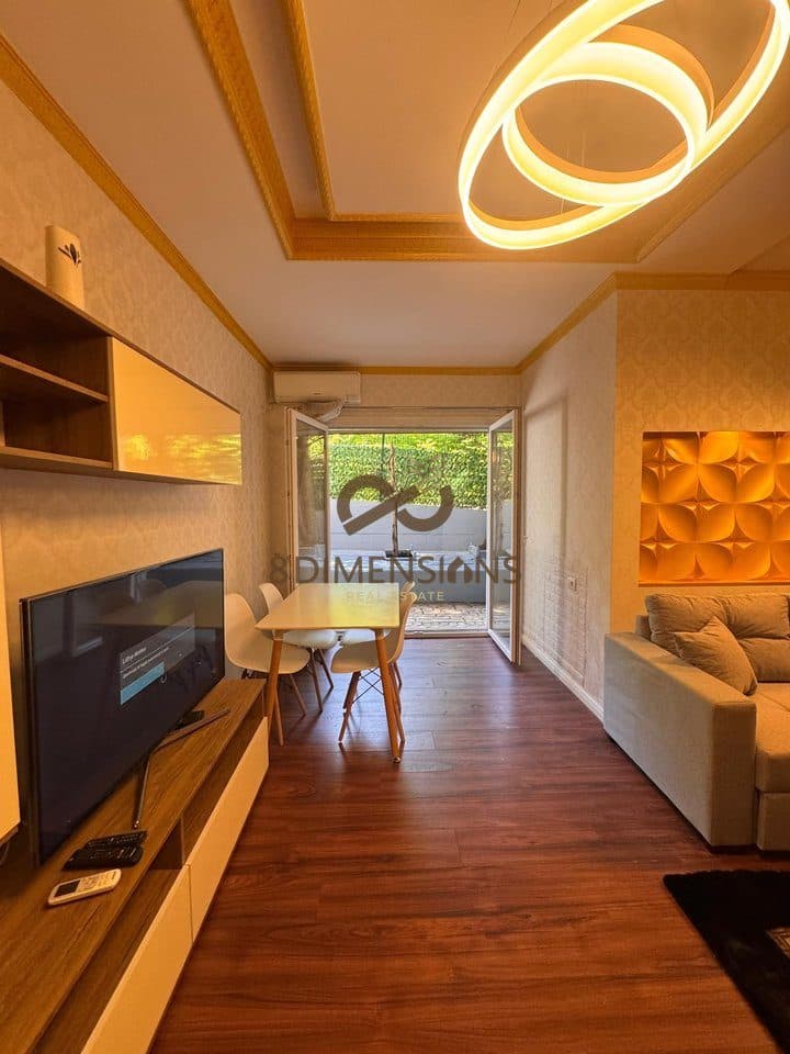 Shitet Apartament 3+1+2 tek Pazari i Ri, prane Shkolles Teknike Ekonomike Tirane (D8143Z-6) 3