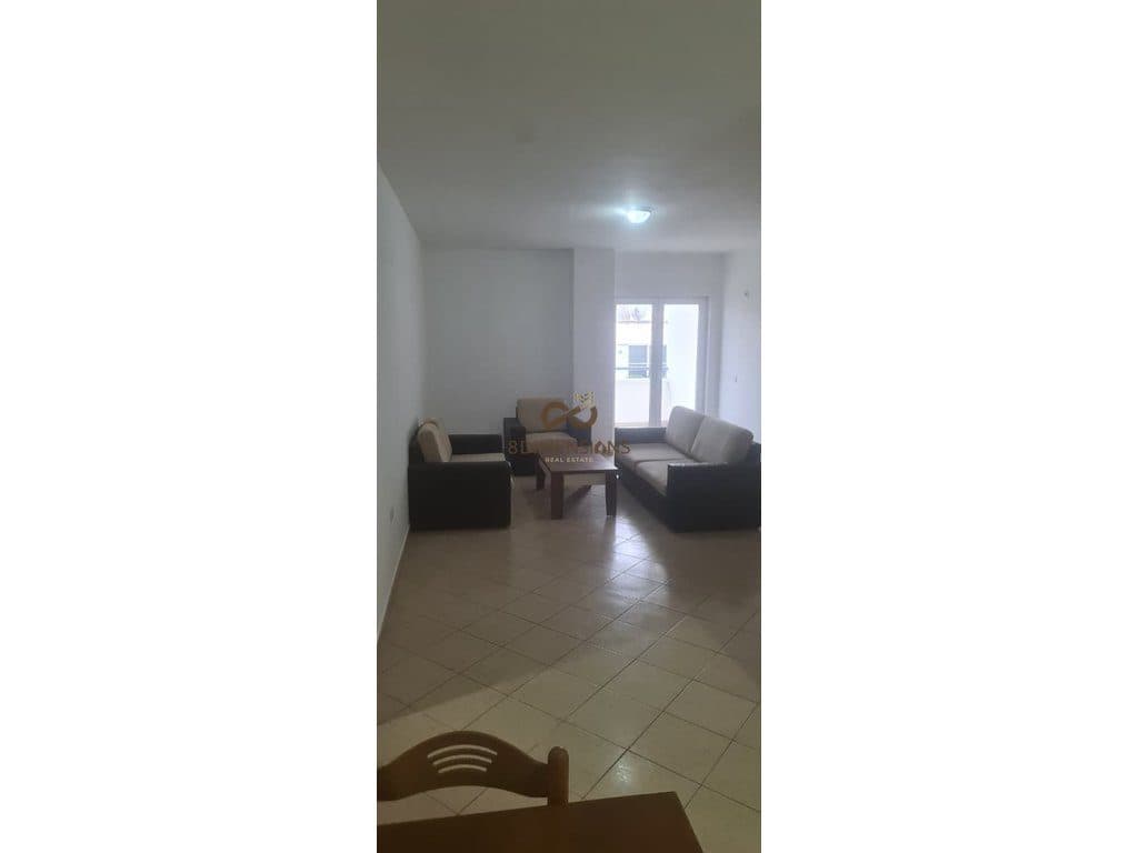 Tek Fusha e Aviacionit, pranë “Bar Kafe Agron”, jepet me qira ambient zyre në pallat të ri. D828A-9