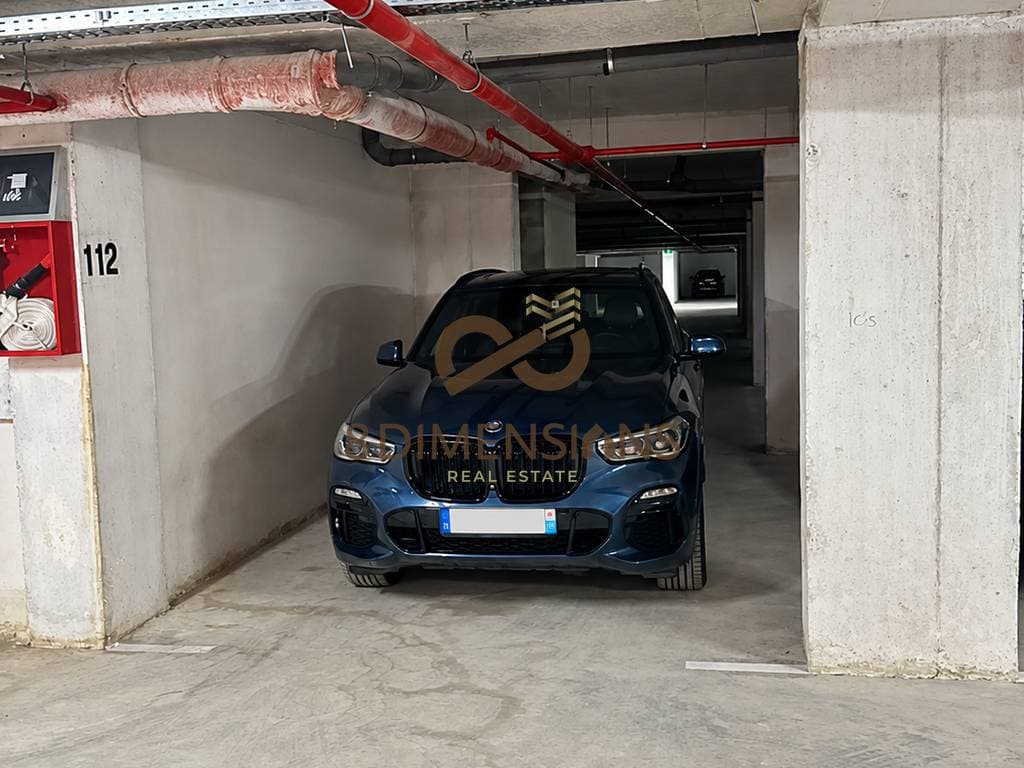 Shitet Post Parkimi ne Laprake - prane E88 Construction D814A-2