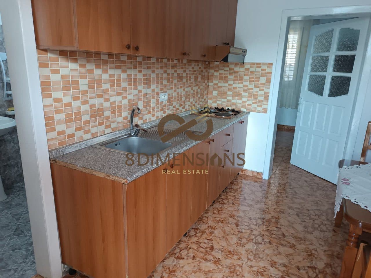 Jepet me qera Apartamemt 1+1, me siperfaqe 60 m2 ne 5 Maj, prane Shkolles Sevasti Qiriazi D8241A-263 3