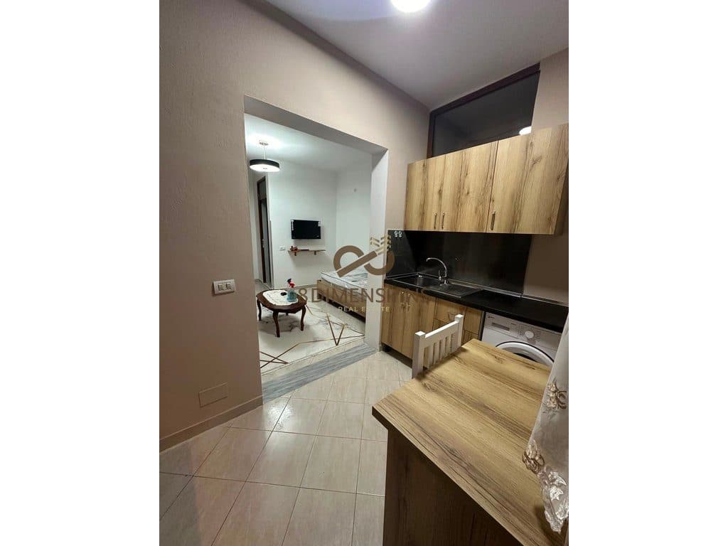 Jepet me qera Apartamemt 1+1, me siperfaqe 60 m2 ne 5 Maj, prane Shkolles Sevasti Qiriazi D8241A-263