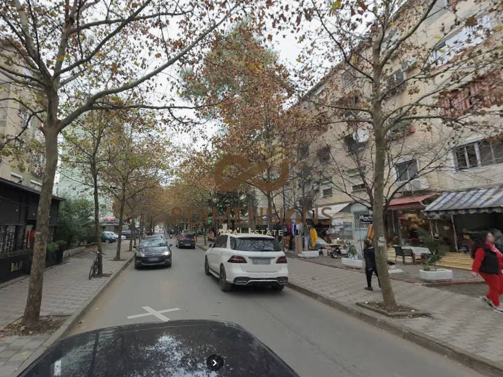 Shitet Apartament 1+1 Te Ish Parku Autobuzave ne Rrugen Kongresi I Lushnjes (D8141Z-15)