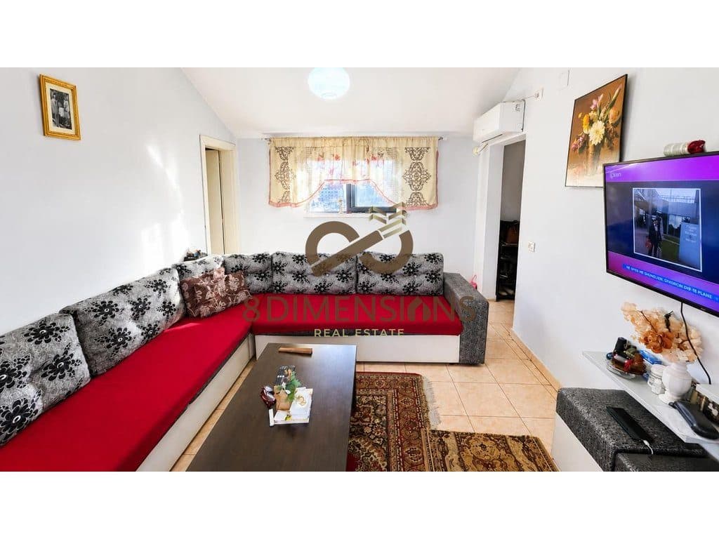 Jepet me qera Apartament 1+1 me mobilim te ri ne Kompleksin Ndregjoni prane Bulevardit te ri ne Tirane ( D8241A-150)
