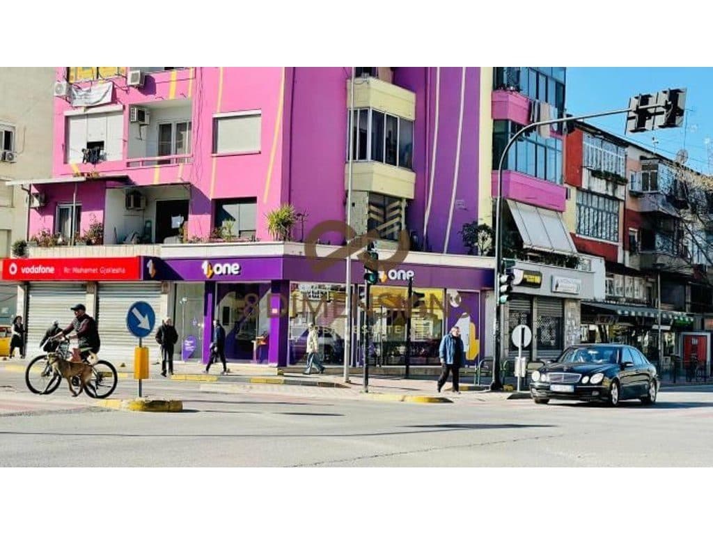 Shitet Dyqan buze rruge tek 21 Dhjetori ne Tirane (ID D8141Z-34 )