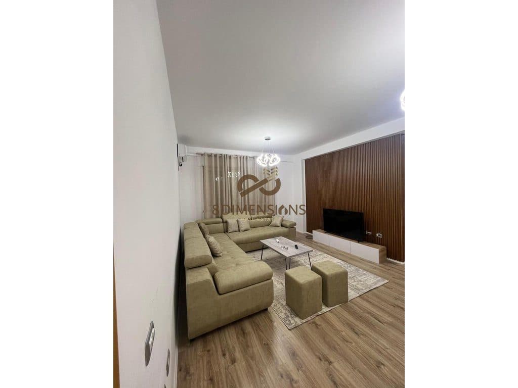 Shitet Apartament 1+1 Te Ish Parku Autobuzave ne Rrugen Kongresi I Lushnjes (D8141Z-15)