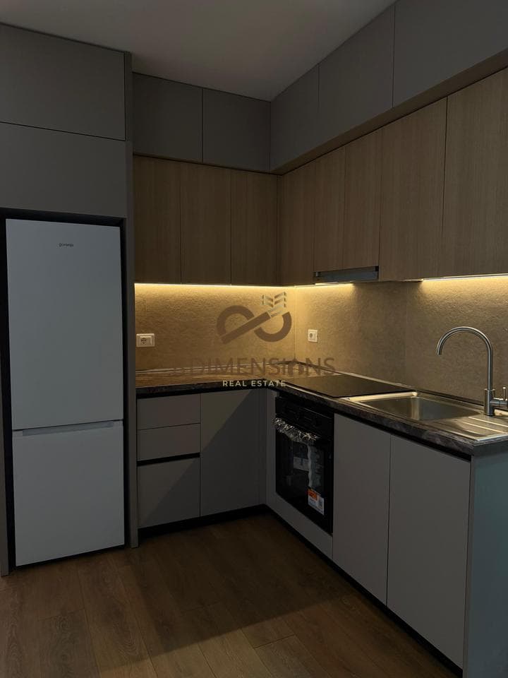 Shitet Apartament 1+1 Te Ish Parku Autobuzave ne Rrugen Kongresi I Lushnjes (D8141Z-15) 2