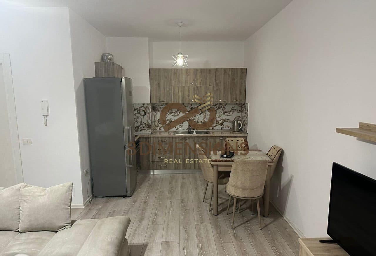 Jepet me qera shtepi 2+1 ne katin e pare te nje vile tek Bulevardi Zogu I (ID D8242A-231) 3