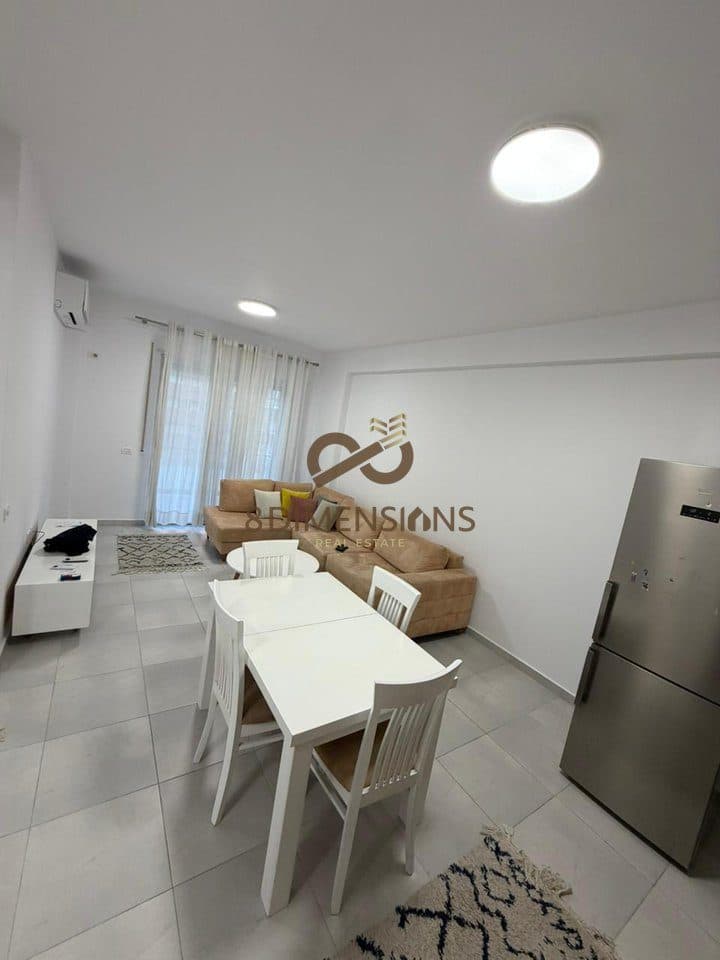 Mundesi e arte investimi ne Farke – Toke afer me restorant Veranda e Tirones D817Z-13 2