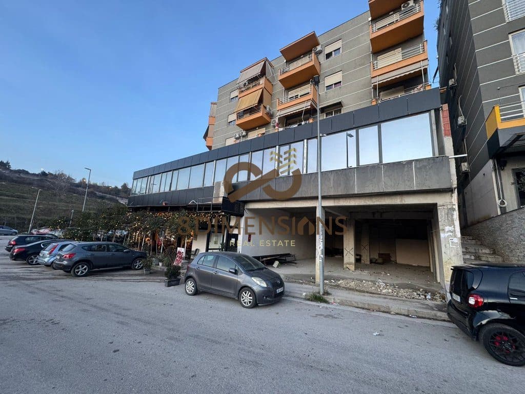 Tek Fusha e Aviacionit, pranë “Bar Kafe Agron”, jepet me qira ambient zyre në pallat të ri. D828A-9