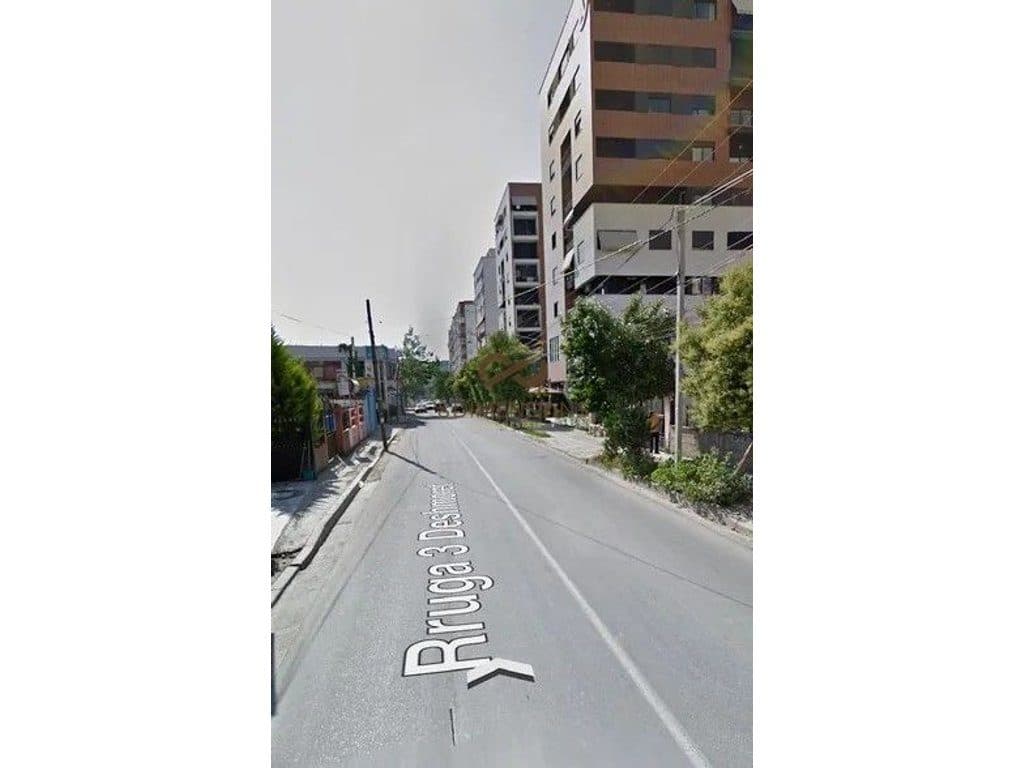 Shitet Apartament 1+1 Te Ish Parku Autobuzave ne Rrugen Kongresi I Lushnjes (D8141Z-15)