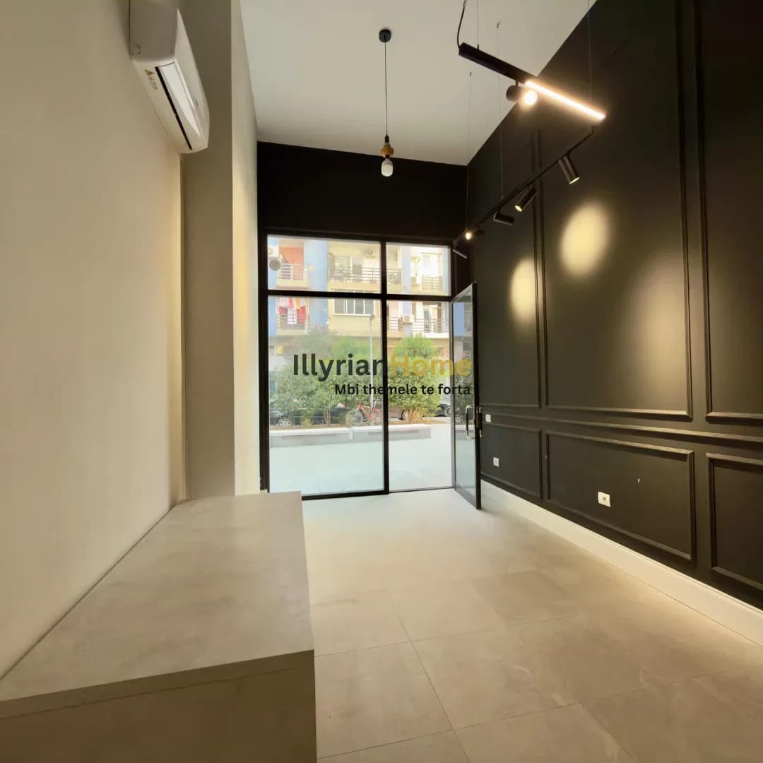 EKSKLUZIVE | JEPET ME QIRA AMBIENT MODERN ME FASADË XHAMI – PARKU 21 DHJETORI 2