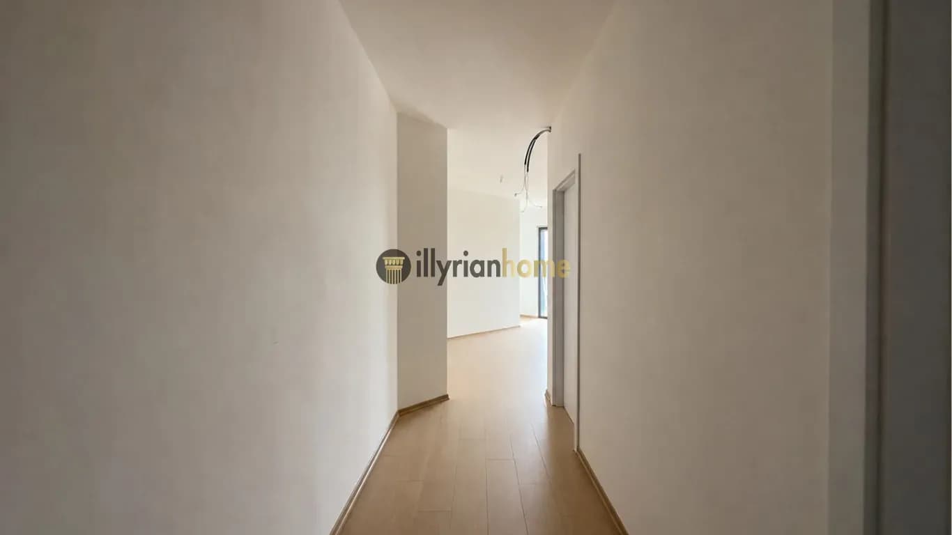 EKSKLUZIVE | SHITET, APARTAMENT 1+1 ME BALLKON TË MADH – RRUGA E DIBRËS, TIRANË