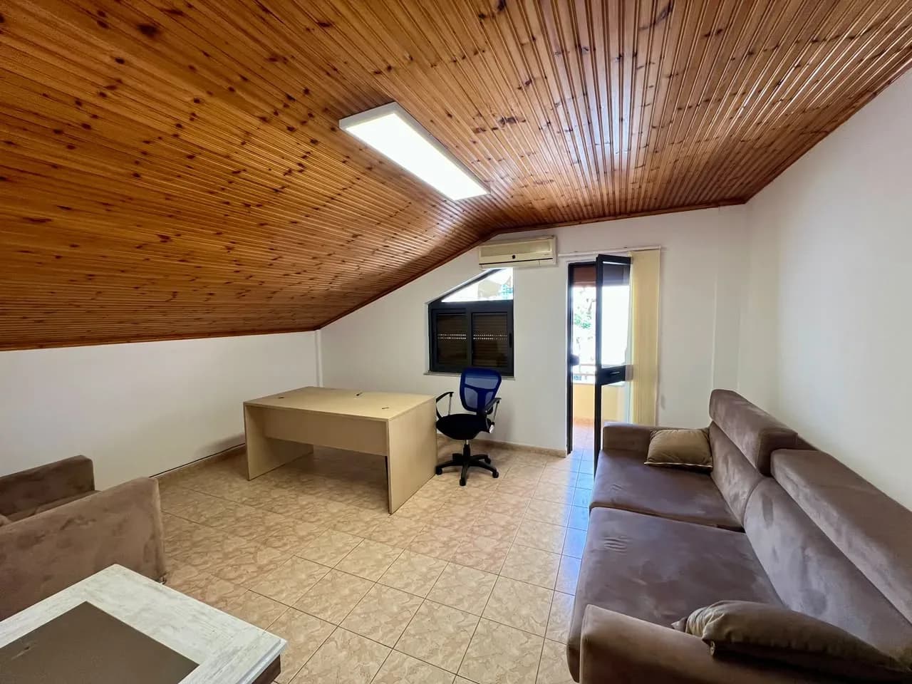 Qira, Papafingo 3+1+Verandë , ”Pazari i Ri”, Tiranë. 3