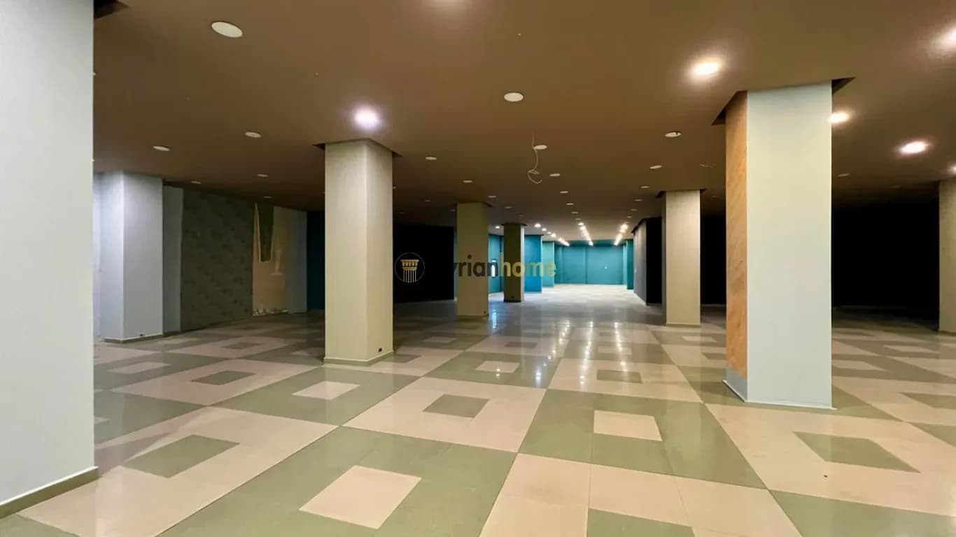 Qira, Ambient Komercial – 750 m² | Open Space | Pranë Qtu-së 4