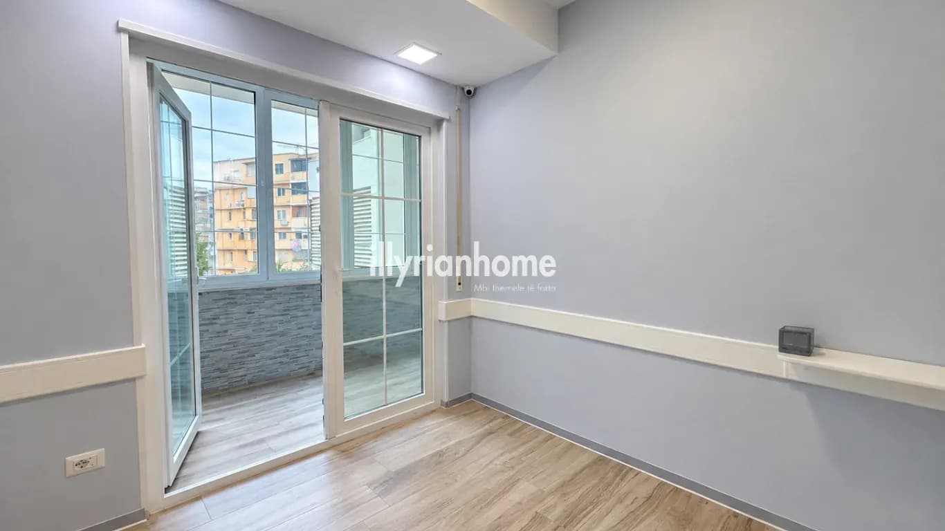 EKSKLUZIVE | JEPET ME QIRA AMBIENT ZYRE MODERN – PËRBALLË MATERNITETIT TË RI “KOÇO GLOZHENI”, TIRANË 4