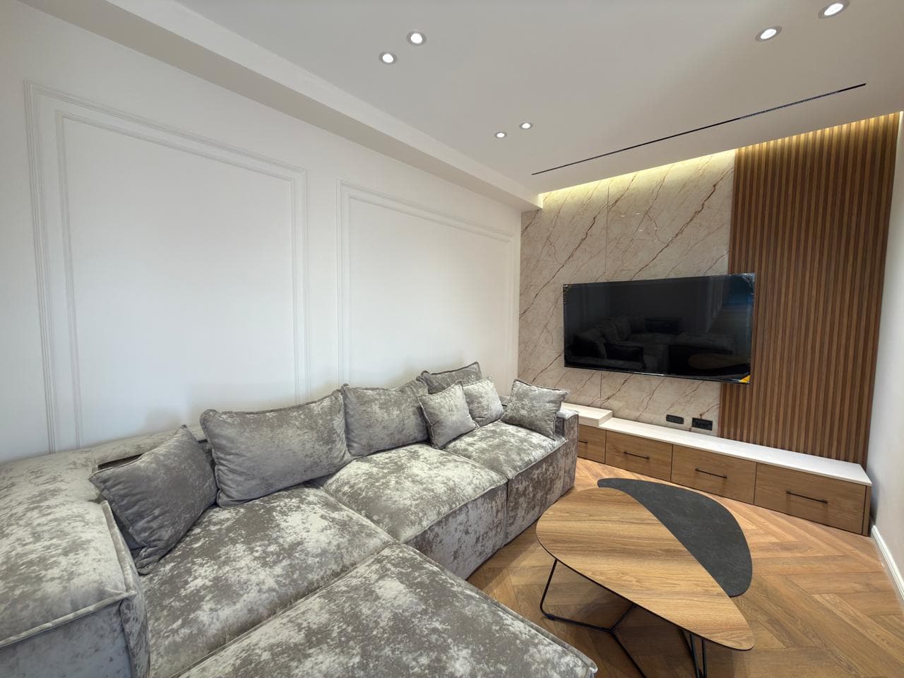 Shitet, Apartament 2+1+ Ballkon, ” Pallati me Shigjeta ”, Tiranë. 4