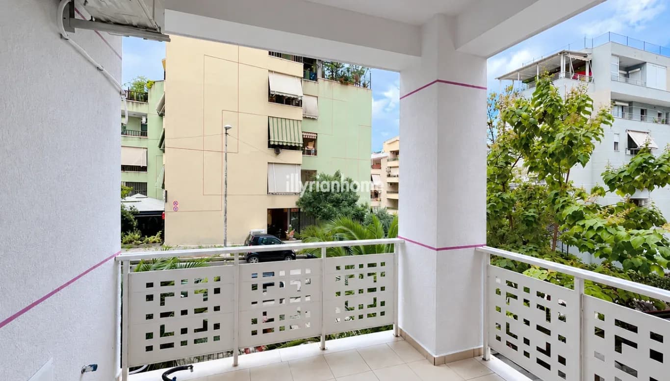JEPET ME QIRA | APARTAMENT 2+1 + GARAZH | PRANË XHAMISË SË SELITËS- I Restauruar dhe i Mobiluar