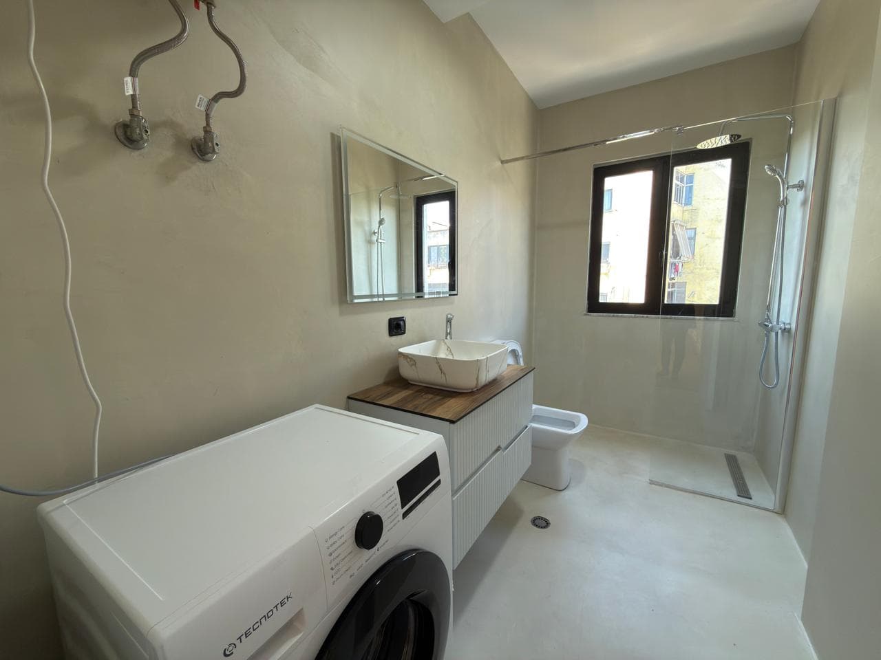 Shitet, Apartament 2+1+ Ballkon, ” Pallati me Shigjeta ”, Tiranë.