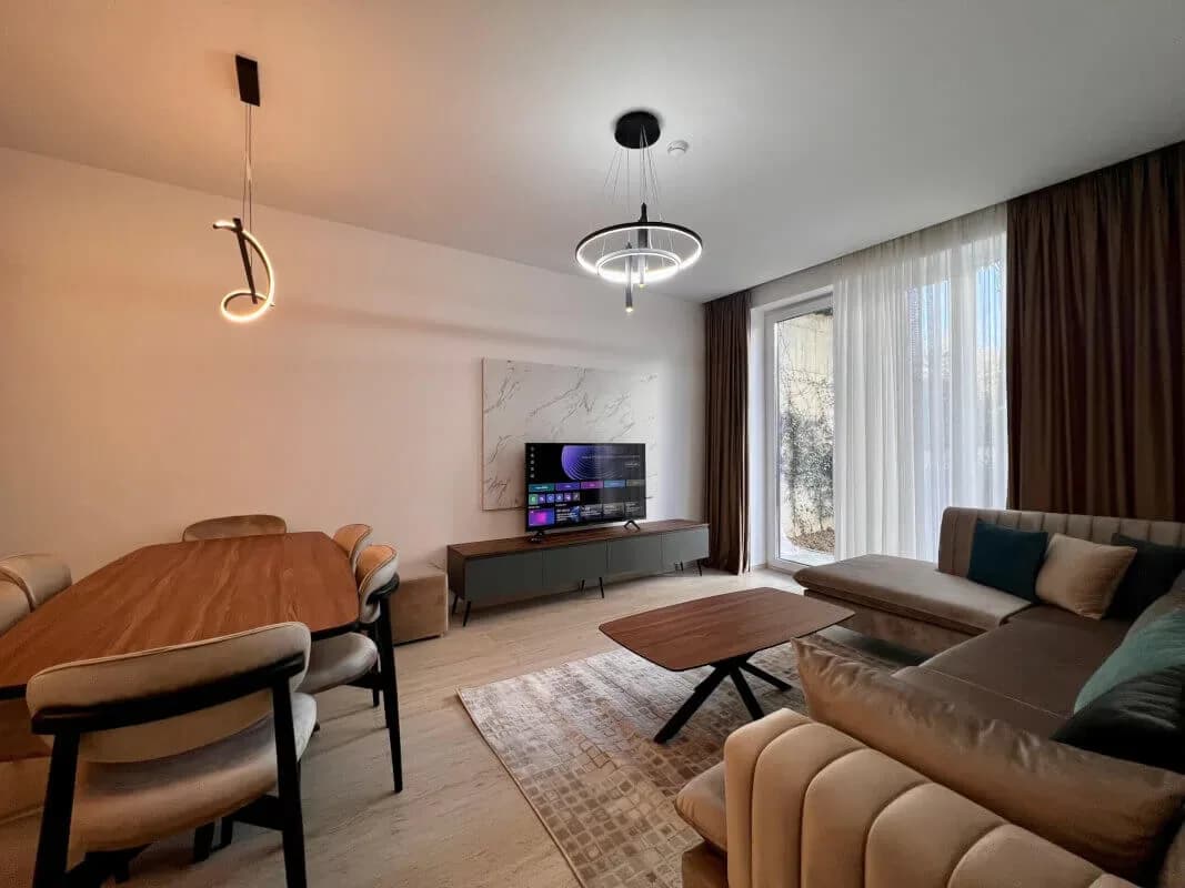 Qira e parë, Apartament 2+1+2, "Liqeni i Thatë", Tiranë.