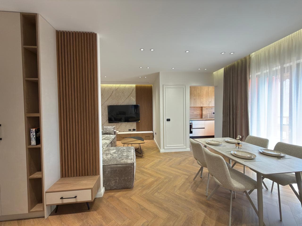 Shitet, Apartament 2+1+ Ballkon, ” Pallati me Shigjeta ”, Tiranë. 2
