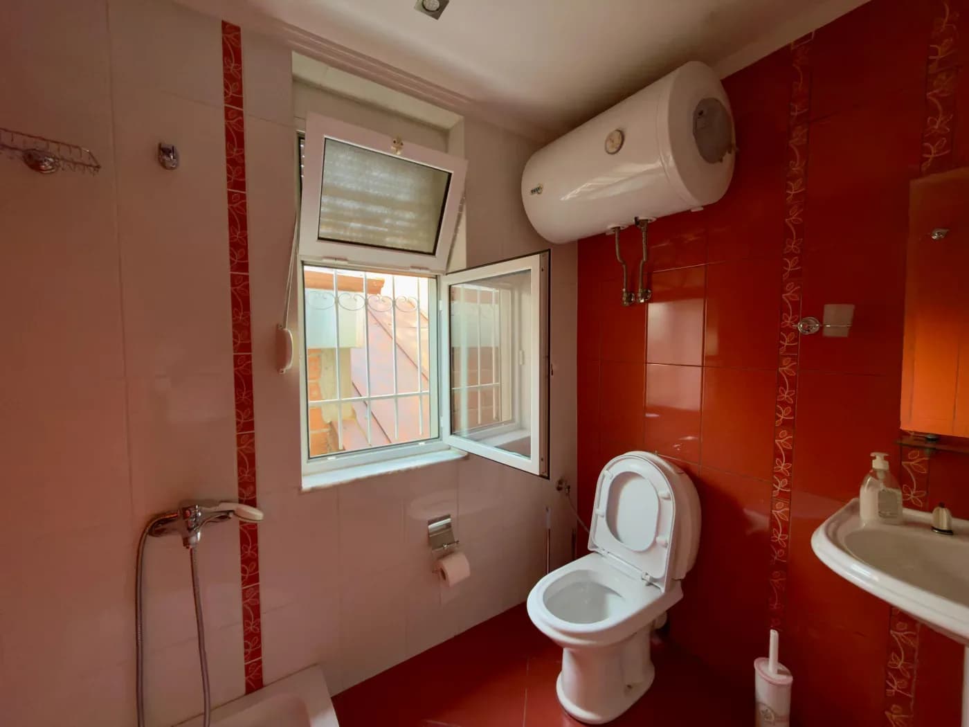 Shitet apartament Ekskluziv 3+1 me Verandë Panoramike | Bulevardi Europa, Pogradec 4