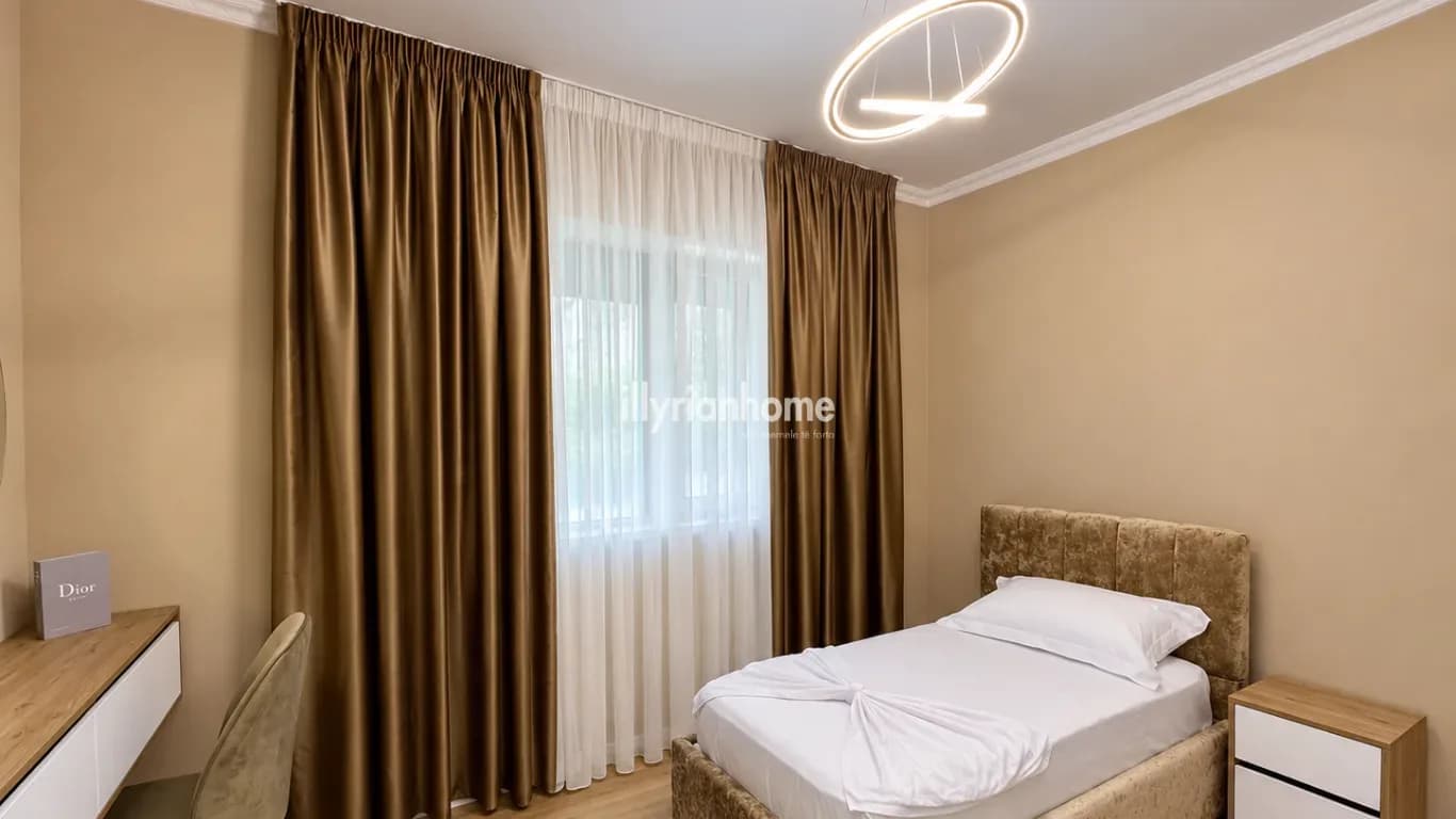 JEPET ME QIRA | APARTAMENT 2+1 + GARAZH | PRANË XHAMISË SË SELITËS- I Restauruar dhe i Mobiluar 4