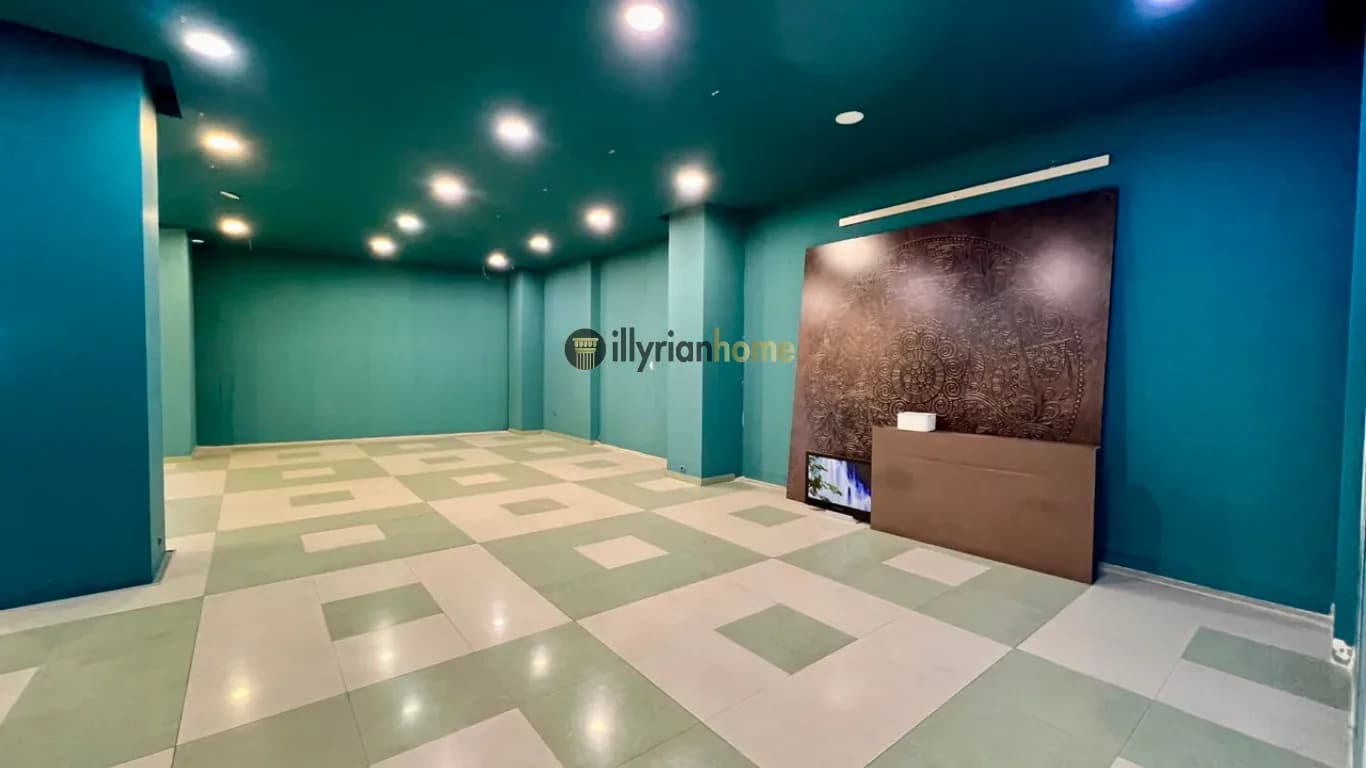Qira, Ambient Komercial – 750 m² | Open Space | Pranë Qtu-së 2