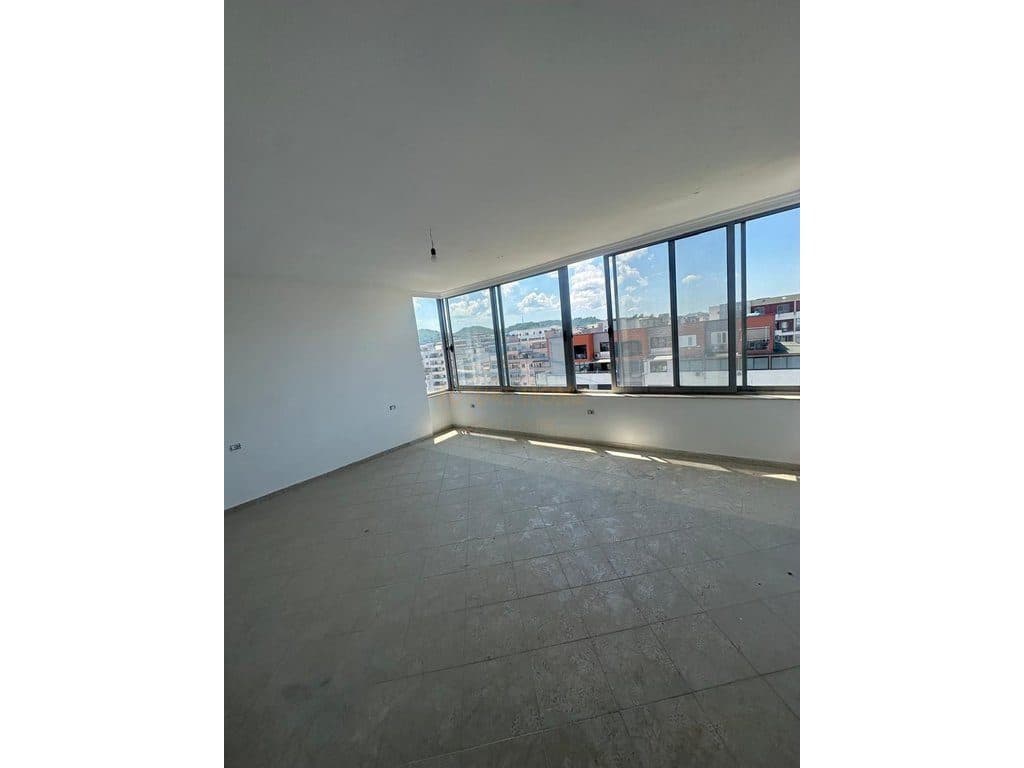 Shitet, Apartament 2+1+Verandë, Unaza e Re