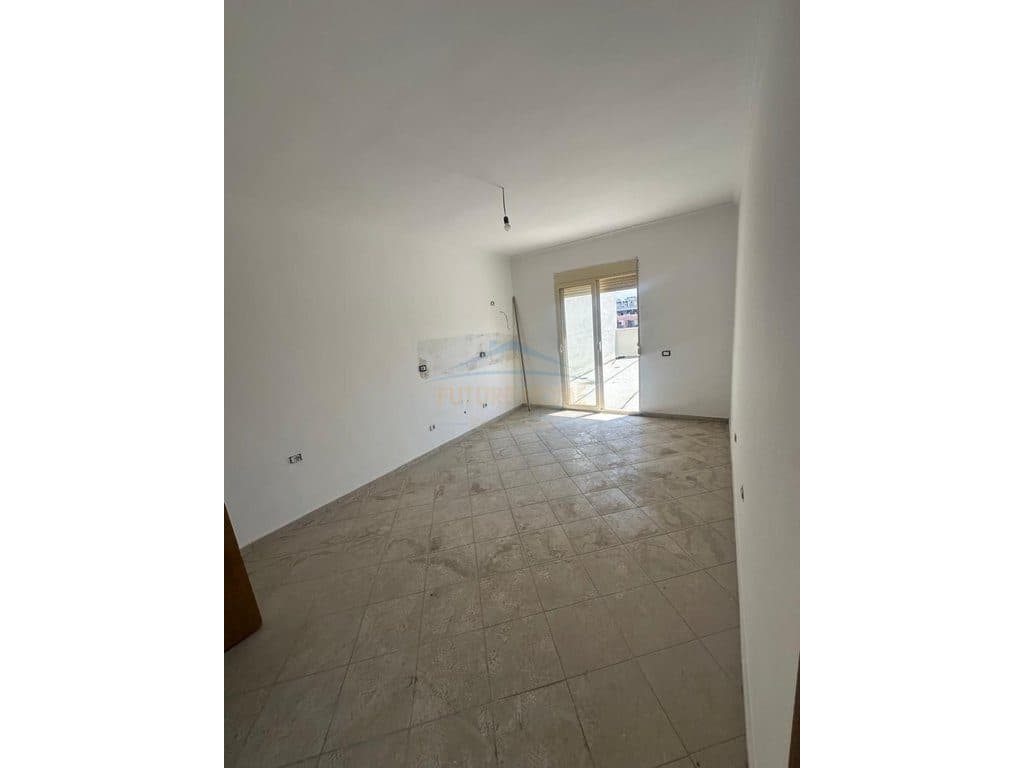Shitet, Apartament 2+1+Verandë, Unaza e Re 3