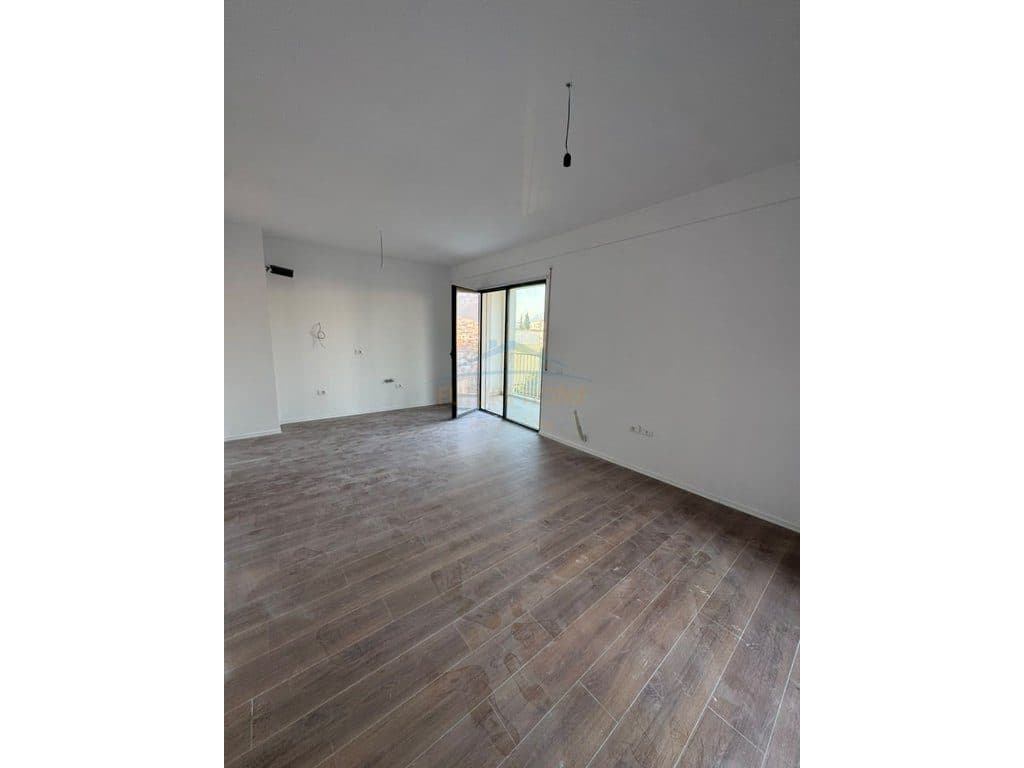 Shitet, Apartament 2+1+2+ 2 Poste Parkim, Rruga Sadik Petrela, Kompleksi ASL 2 2