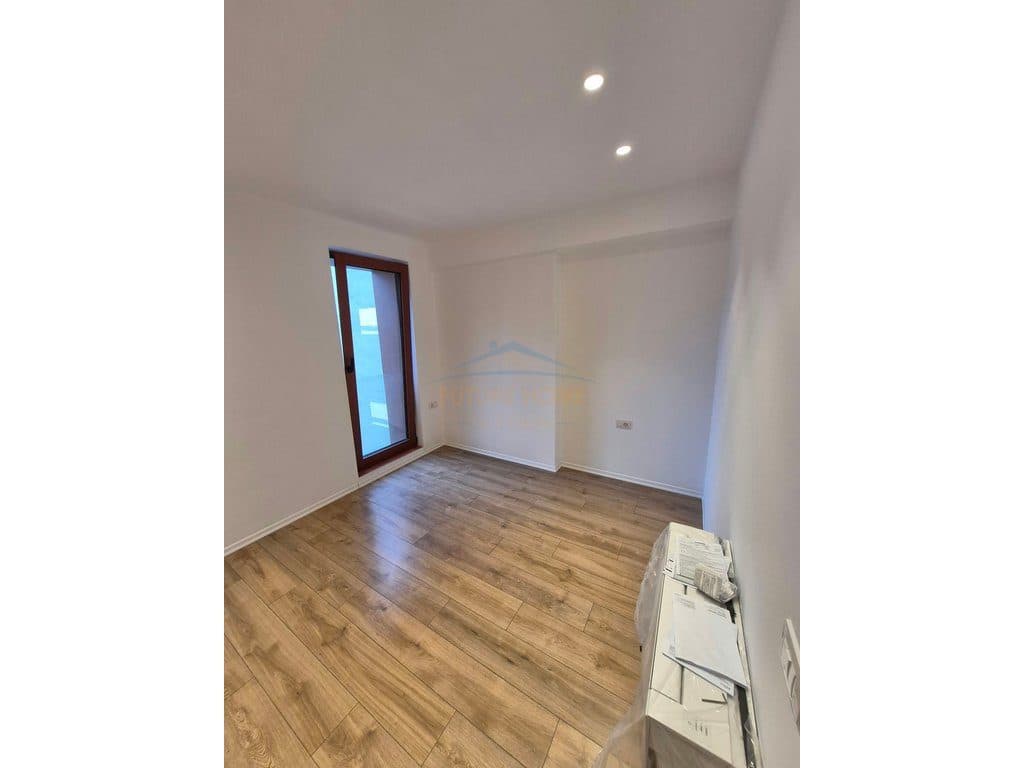 Qera, Apartament 2+1+2 për Zyra + Post Parkim, Rruga e Kavajës 4