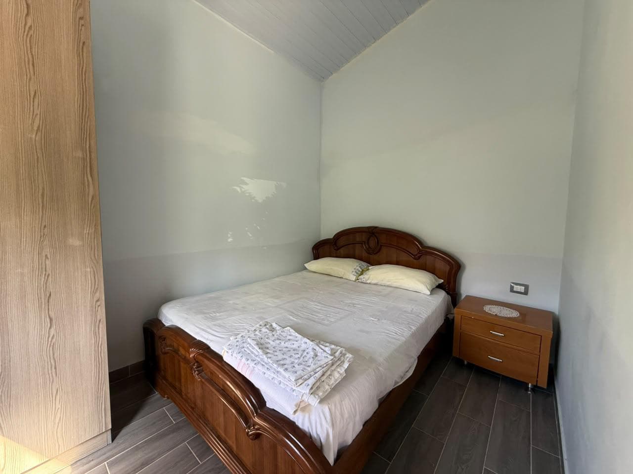 🏠 JEPET SHTEPI 1+1 ME QIRA AFATGJATE – VLORË. 3